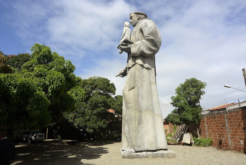 Escultor lança campanha para levar estátua à Colina
