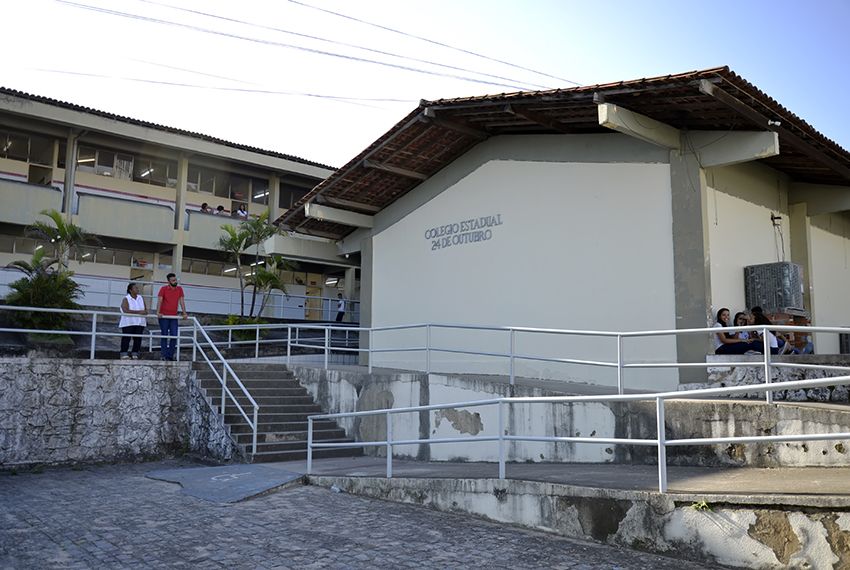 Alunos do Colégio Estadual 24 de Outubro se mobilizam para revitalizar a escola