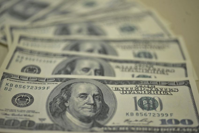 Bolsa de Valores opera em baixa e dólar custa R$ 3,71