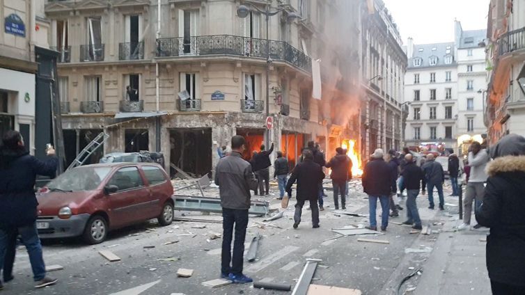Explosão em padaria de Paris deixa mortos e dezenas de feridos