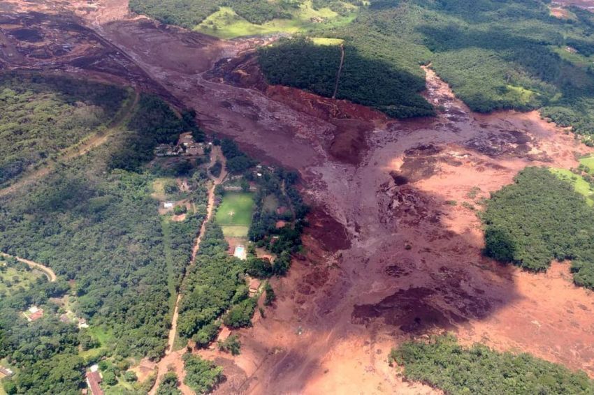 Bombeiros estimam cerca de 200 desaparecidos após barragem se romper