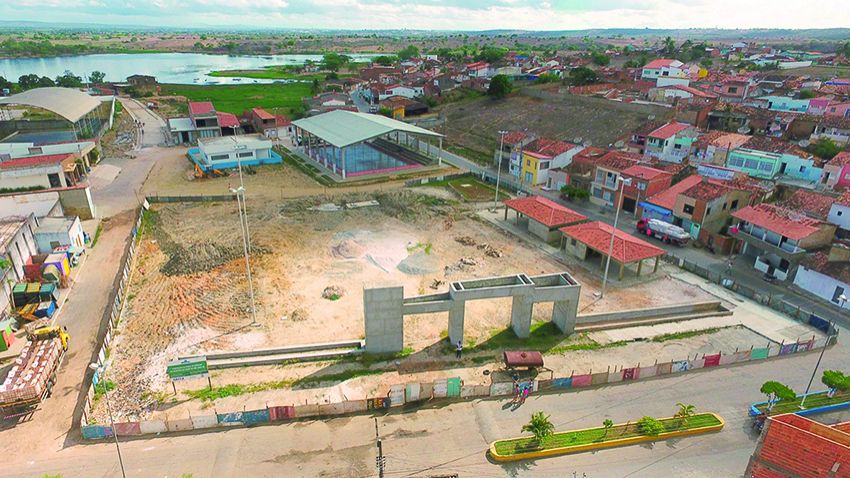 Em Cedro, construção da praça de eventos já dura quatro anos