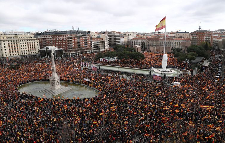 Milhares protestam na Espanha contra separação da Catalunha