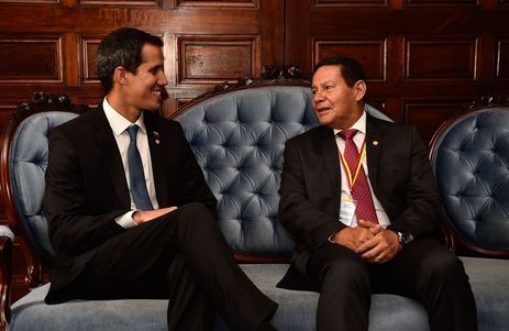 Mourão sugere diálogo com Maduro como saída pacífica para a crise