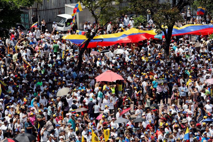 Guaidó e Maduro convocam manifestações para sábado