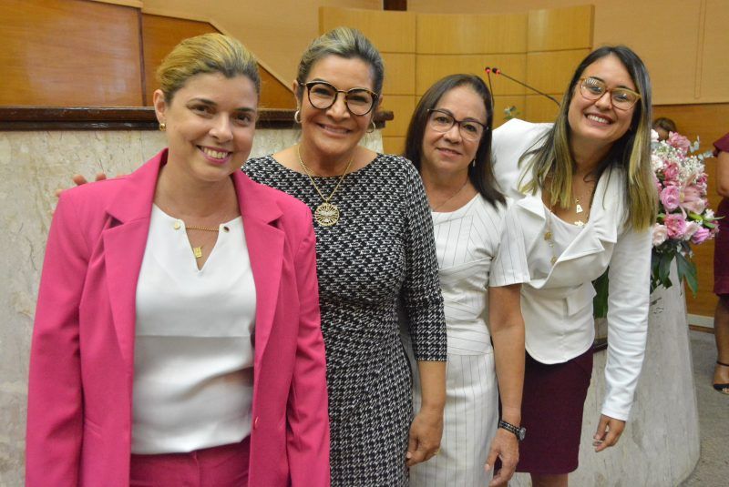Novas deputadas comemoram recebimento da Medalha Quintina Diniz