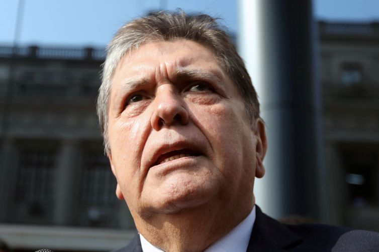 Ex-presidente do Peru comete suicídio após ordem de prisão