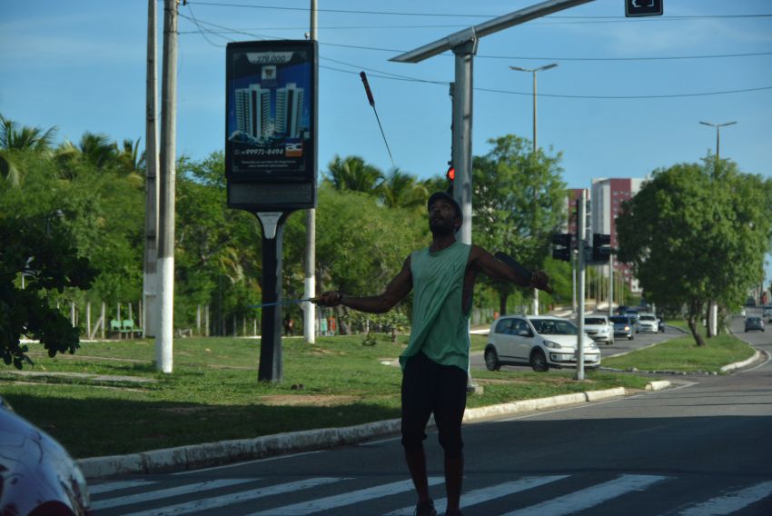 Estrangeiros se viram nos sinais em busca de trocados