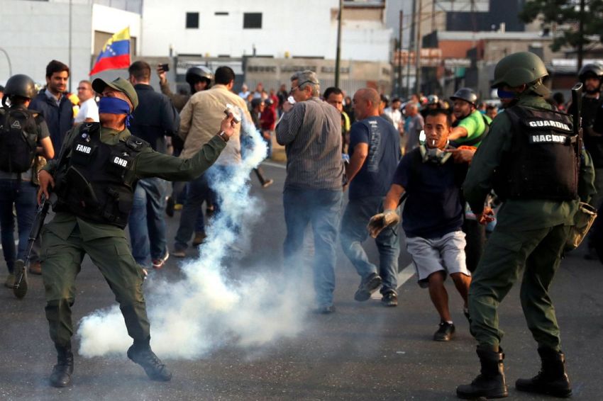 Guaidó afirma ter apoio de militares para derrubar Maduro