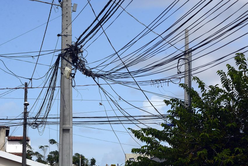 Fios soltos levam riscos à população