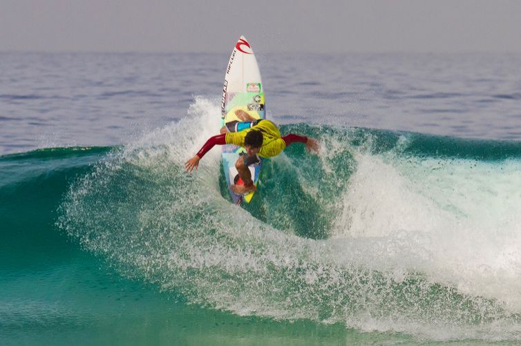 Surfistas brasileiros buscam vaga olímpica na etapa de Saquarema