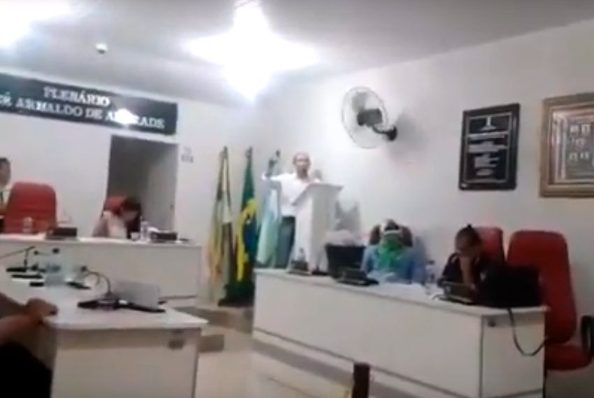 Vereador, irmão do prefeito, pode ser punido por discurso encapuzado