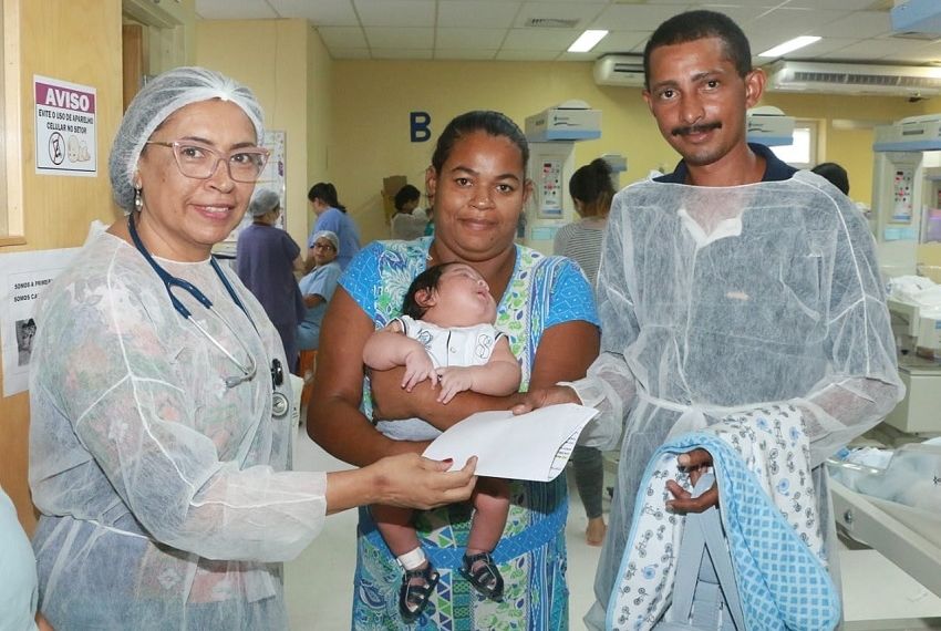 Bebê gigante recebe alta da Maternidade Nossa Senhora de Lourdes