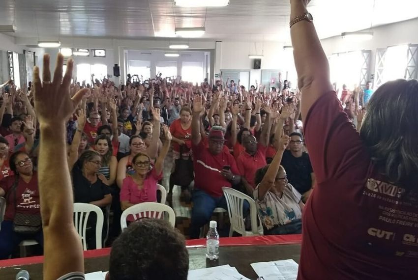 Professores da rede estadual desocupam Assembleia Legislativa