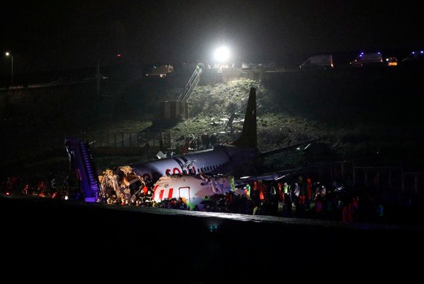 Avião derrapa ao pousar e se parte em três pedaços na Turquia
