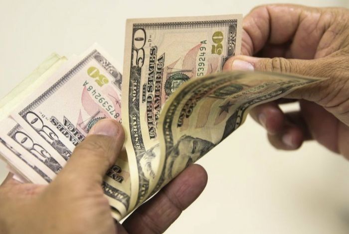 Dólar abre acima de R$ 5