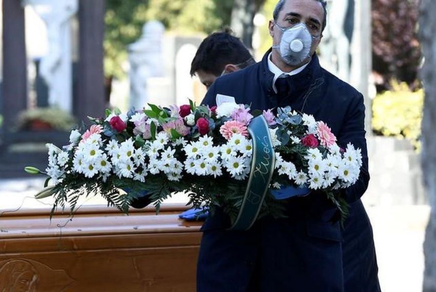 Vítimas do coronavírus são enterradas sem funerais em todo o mundo