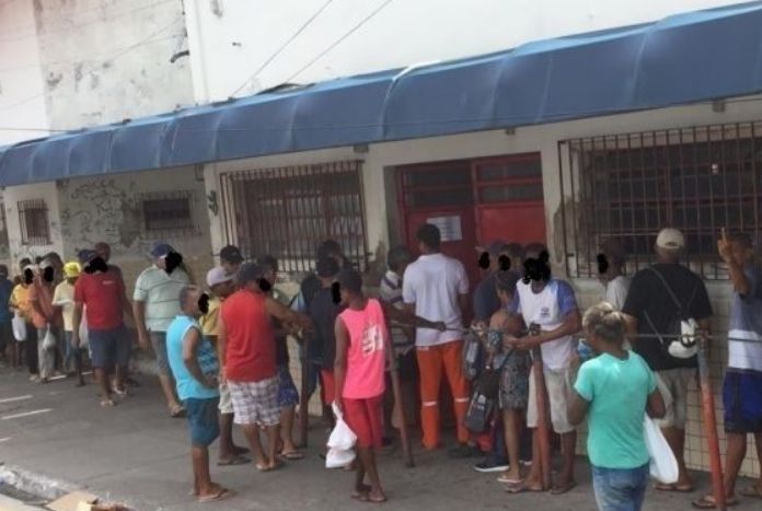 Usuários do Padre Pedro continuam lotando calçada do restaurante