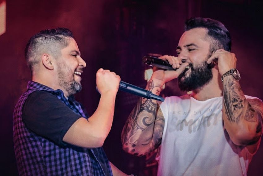 Sem shows e apresentações, artistas apostam em 'lives' nas redes