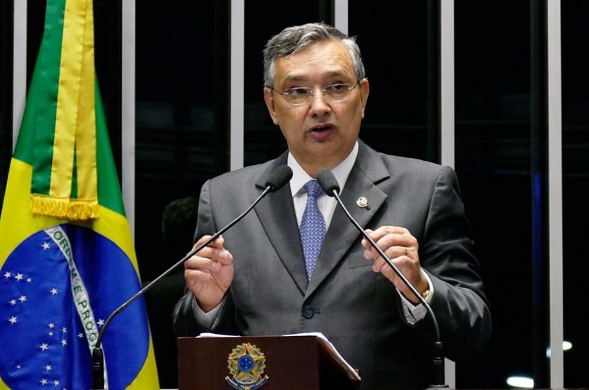 Amorim defende saída de Aécio Neves do PSDB