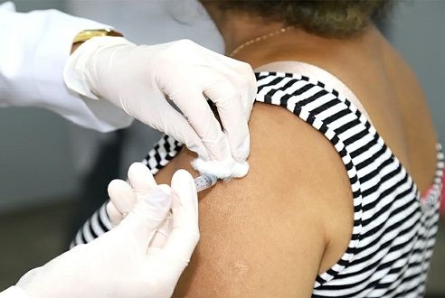 MPs cobram prioridade para vacinação de idosos
