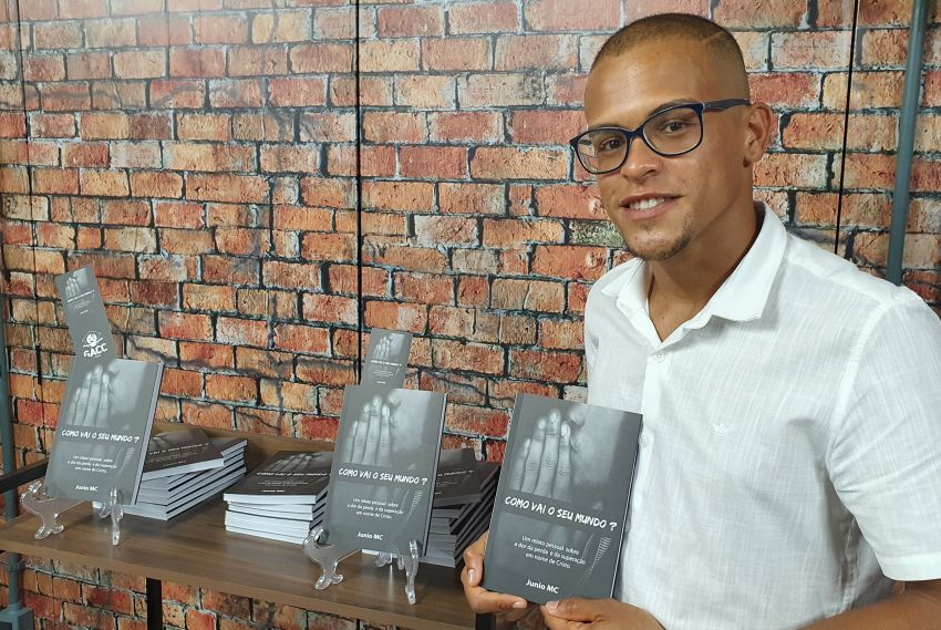 Júnio MC lança livro ‘Como vai seu mundo?’ e faz homenagem ao irmão que era acolhido do GACC