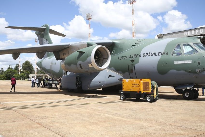 Avião da FAB pousa na Polônia para repatriar brasileiros