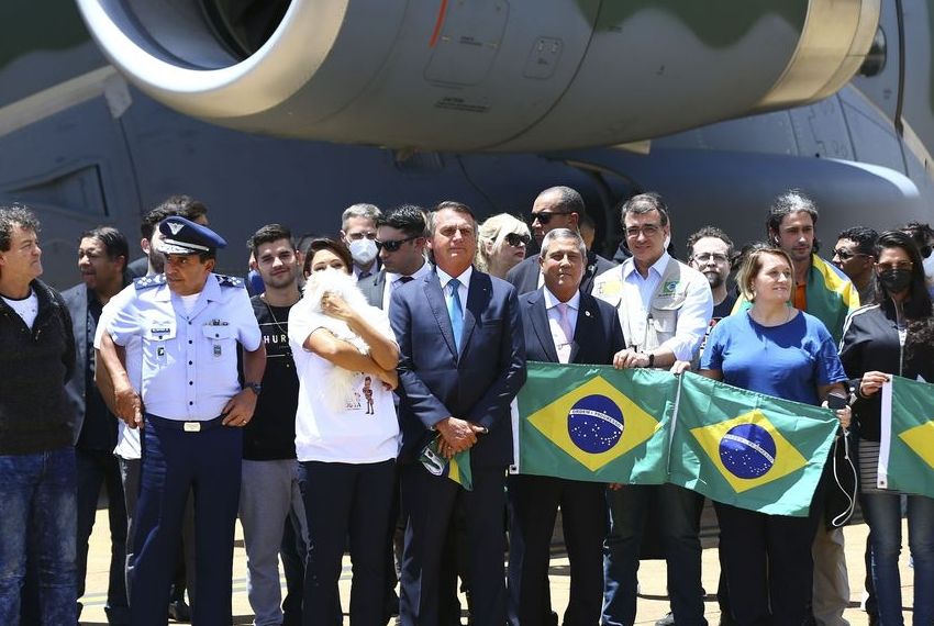 Grupo vindo da Polônia chega a Brasília em aviões da FAB