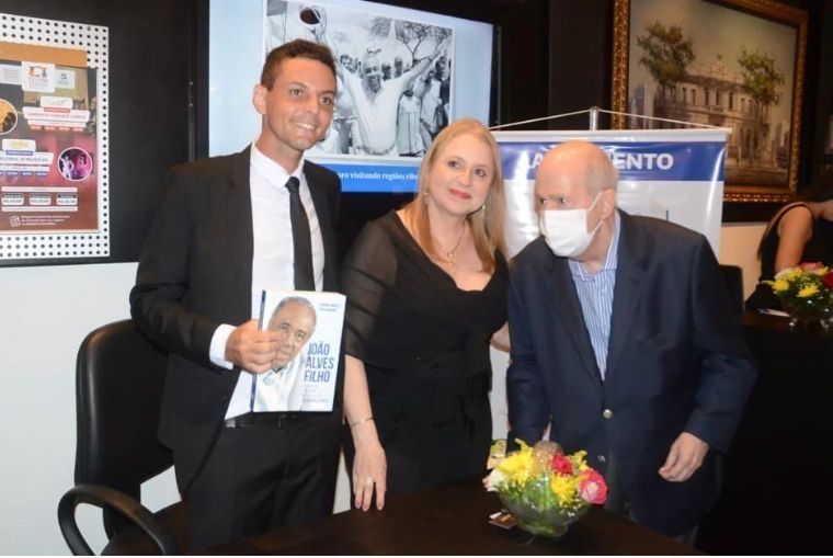 Prestigiadíssimo o lançamento do livro “João Alves Filho: A saga de um político nordestino”