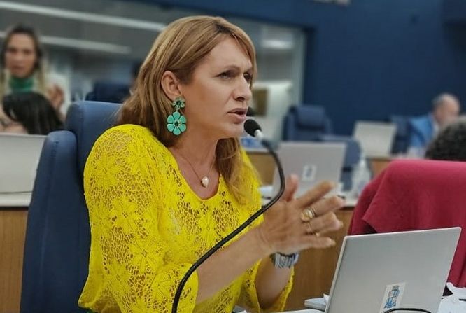 Linda Brasil cobra pagamento do Piso das professoras e professores