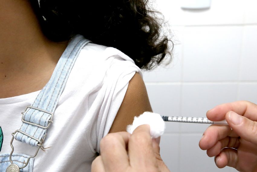 Atual fase da vacinação contra sarampo foca em crianças maiores de 6 meses a menores de 5 anos