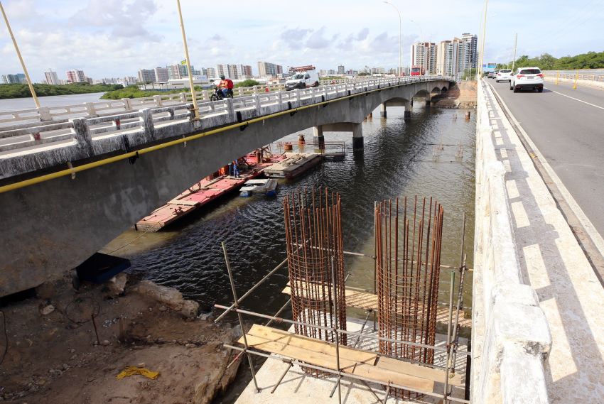 Rio Poxim: PMA retira estrutura metálica da ponte