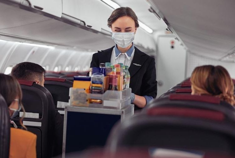 Com fim da emergência sanitária, voos voltam a oferecer serviço de bordo