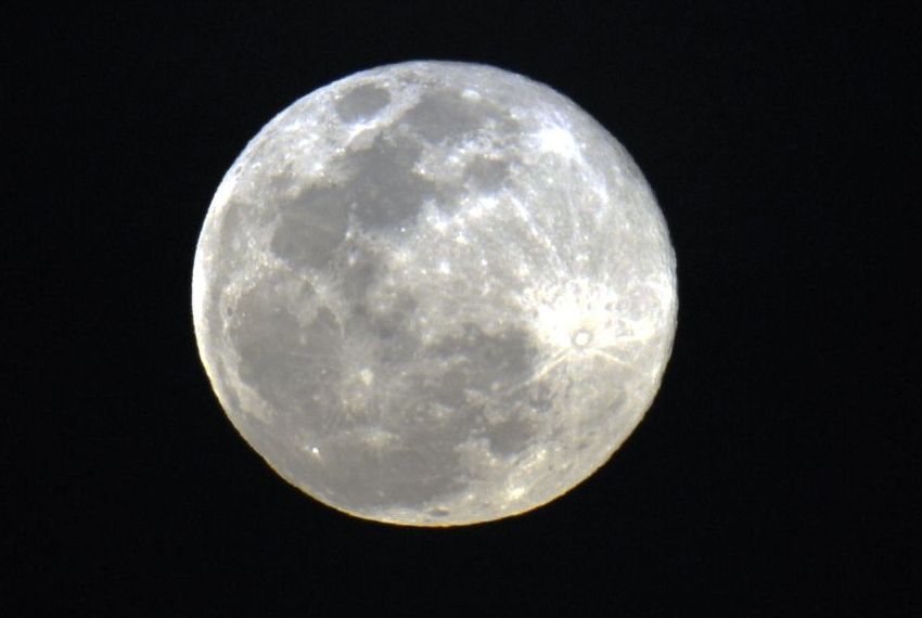 Superlua será visível na noite desta terça-feira