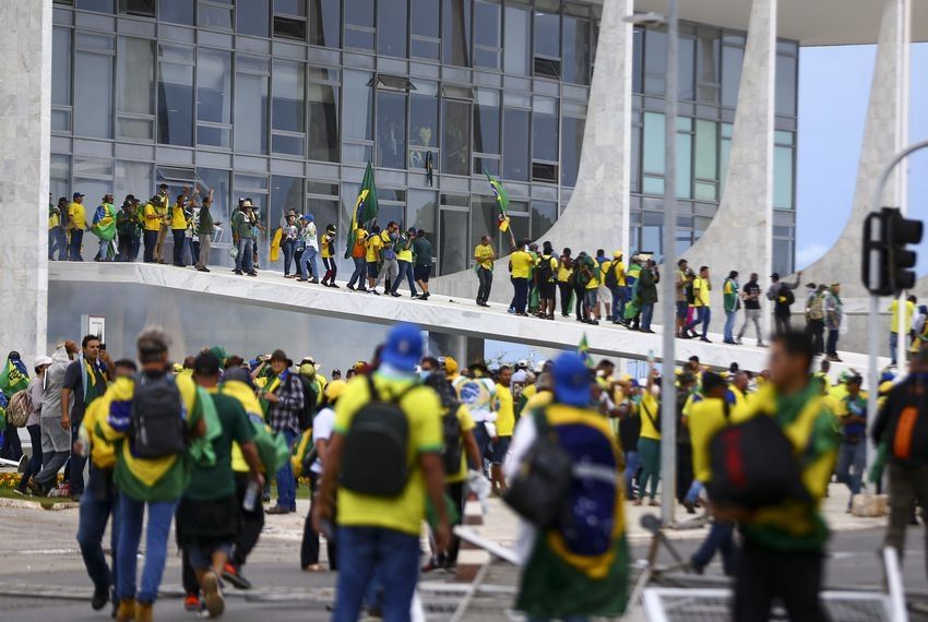 AGU quer que financiadores dos atos golpistas devolvam R$ 20,7 milhões