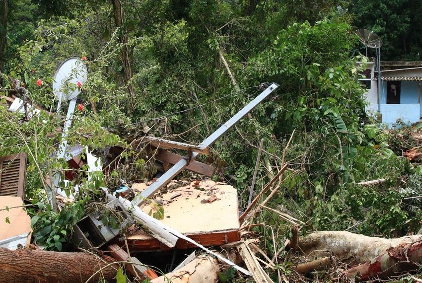 Sobe para 54 número de mortos após chuvas no litoral norte paulista