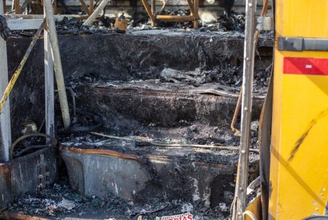 Dois ônibus ficam destruídos em incêndio