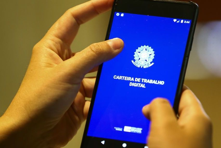 Emprego sem carteira assinada atingiu volume recorde em 2022