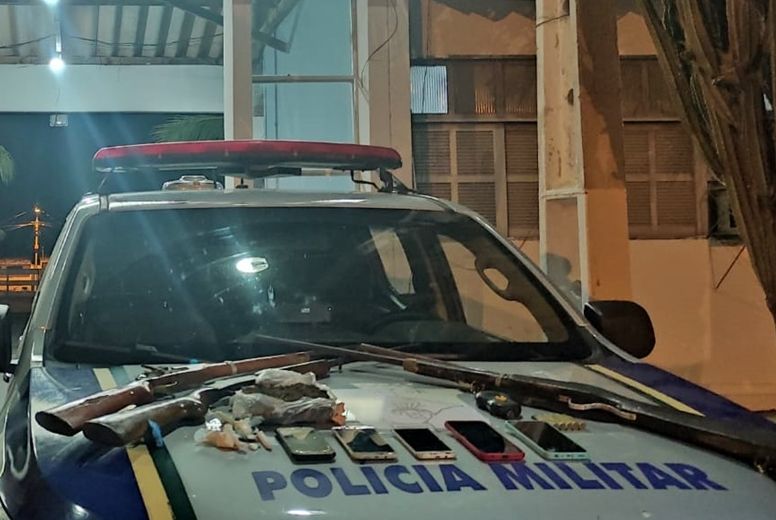 PM prende suspeito por tráfico de drogas e apreende três espingardas em Canindé