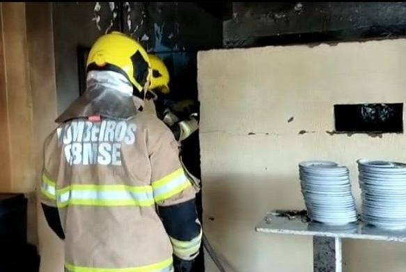 Corpo de Bombeiros combate incêndio em restaurante