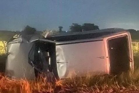 Condutor perde controle da direção e carro capota na rodovia SE-282