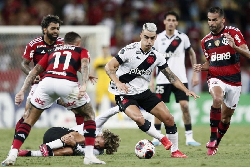 Flamengo bate Vasco em clássico com cinco gols e abre vantagem