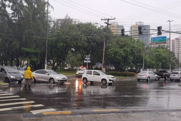 Defesa Civil de Aracaju monitora impactos da chuva em toda a cidade