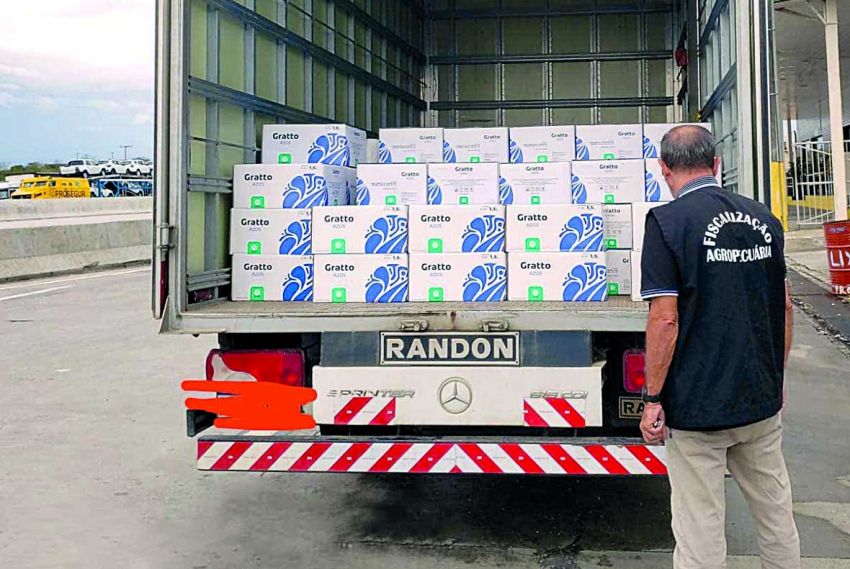 Fiscais impedem entrada de carga clandestina