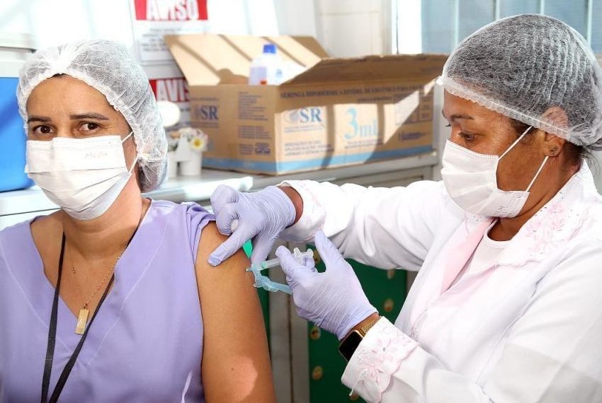 Neste sábado, vacinação estará disponível em oito UBSs e três shoppings