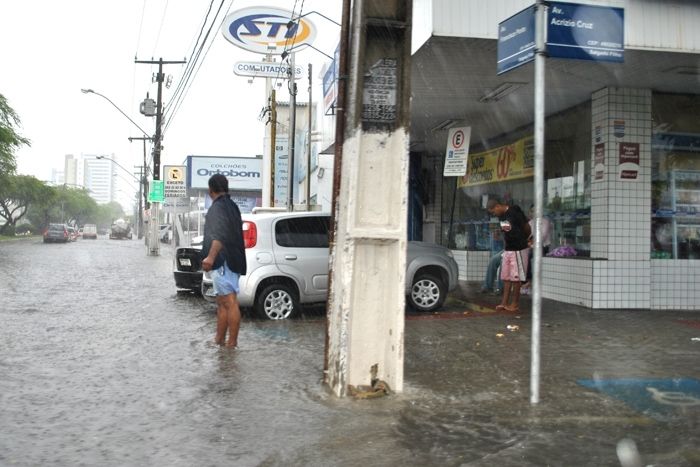 Saúde orienta evitar contato com águas de áreas alagadas