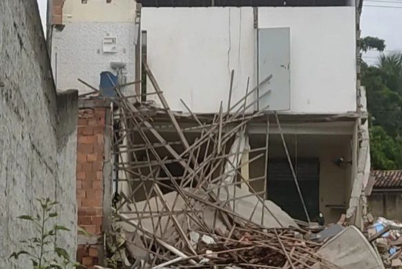 Casa desaba e deixa uma pessoa ferida em Nossa Senhora do Socorro
