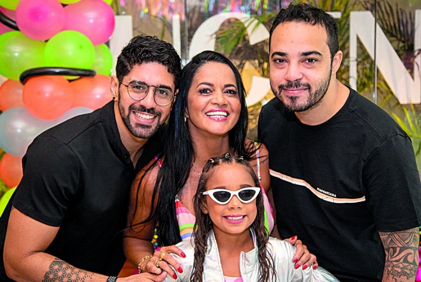 Maria Ísis Santos Andrade comemora oito anos com baladinha animada