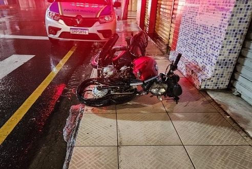 Motociclista morre após colidir em muro de terminal na capital