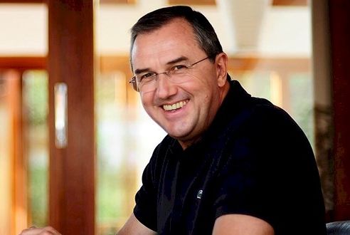 Laurentino Gomes realiza sessão de autógrafos em Aracaju